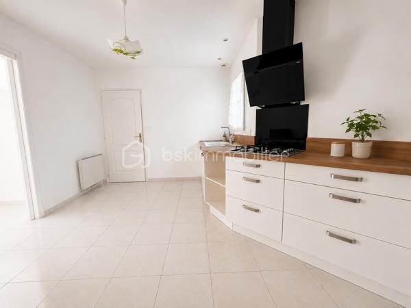 Dans un environnement calme et sans vis-à-vis, cette maison de plain-pied construite en 2006 est implantée sur une belle parcelle plate de 2 000 m², constructible et non divisible.
L’entrée avec placard dessert un séjour lumineux, largement ouvert sur le jardin grâce à deux grandes baies vitrées exposées plein sud. La cuisine indépendante, entièrement neuve et jamais utilisée, offre un beau potentiel d’ouverture sur le séjour afin de créer un espace de vie encore plus généreux.
La partie nuit comprend deux chambres, une salle d’eau et des toilettes indépendantes ; quelques travaux de rafraîchissement permettront de personnaliser l’ensemble selon vos goûts. 
Une buanderie-arrière-cuisine très fonctionnelle, avec point d’eau et accès direct à l’extérieur ainsi qu’au garage, complète l’ensemble. Le garage, équipé d’un volet roulant motorisé récent, bénéficie également d’une grande mezzanine offrant un précieux espace de rangement.
La maison dispose d’un chauffage électrique ainsi que d’un puits alimentant les sanitaires et la machine à laver.
SES ATOUTS : Plain-pied / Cuisine neuve / Terrain constructible / Puits
Lumineuse, fonctionnelle et évolutive, cette maison se distingue par la rare combinaison d’un plain-pied, d’un vaste terrain et d’un positionnement particulièrement attractif sur le secteur.
Contactez-moi pour échanger sur votre projet et organiser une visite.
Au plaisir de vous la faire découvrir, Corinne