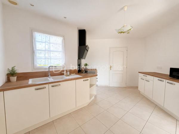Dans un environnement calme et sans vis-à-vis, cette maison de plain-pied construite en 2006 est implantée sur une belle parcelle plate de 2 000 m², constructible et non divisible.
L’entrée avec placard dessert un séjour lumineux, largement ouvert sur le jardin grâce à deux grandes baies vitrées exposées plein sud. La cuisine indépendante, entièrement neuve et jamais utilisée, offre un beau potentiel d’ouverture sur le séjour afin de créer un espace de vie encore plus généreux.
La partie nuit comprend deux chambres, une salle d’eau et des toilettes indépendantes ; quelques travaux de rafraîchissement permettront de personnaliser l’ensemble selon vos goûts. 
Une buanderie-arrière-cuisine très fonctionnelle, avec point d’eau et accès direct à l’extérieur ainsi qu’au garage, complète l’ensemble. Le garage, équipé d’un volet roulant motorisé récent, bénéficie également d’une grande mezzanine offrant un précieux espace de rangement.
La maison dispose d’un chauffage électrique ainsi que d’un puits alimentant les sanitaires et la machine à laver.
SES ATOUTS : Plain-pied / Cuisine neuve / Terrain constructible / Puits
Lumineuse, fonctionnelle et évolutive, cette maison se distingue par la rare combinaison d’un plain-pied, d’un vaste terrain et d’un positionnement particulièrement attractif sur le secteur.
Contactez-moi pour échanger sur votre projet et organiser une visite.
Au plaisir de vous la faire découvrir, Corinne