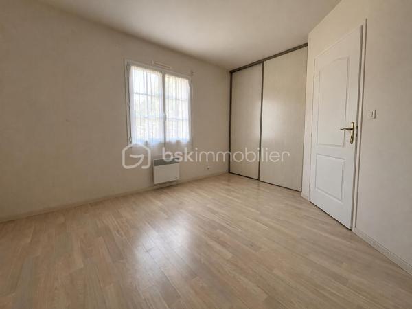 Dans un environnement calme et sans vis-à-vis, cette maison de plain-pied construite en 2006 est implantée sur une belle parcelle plate de 2 000 m², constructible et non divisible.
L’entrée avec placard dessert un séjour lumineux, largement ouvert sur le jardin grâce à deux grandes baies vitrées exposées plein sud. La cuisine indépendante, entièrement neuve et jamais utilisée, offre un beau potentiel d’ouverture sur le séjour afin de créer un espace de vie encore plus généreux.
La partie nuit comprend deux chambres, une salle d’eau et des toilettes indépendantes ; quelques travaux de rafraîchissement permettront de personnaliser l’ensemble selon vos goûts. 
Une buanderie-arrière-cuisine très fonctionnelle, avec point d’eau et accès direct à l’extérieur ainsi qu’au garage, complète l’ensemble. Le garage, équipé d’un volet roulant motorisé récent, bénéficie également d’une grande mezzanine offrant un précieux espace de rangement.
La maison dispose d’un chauffage électrique ainsi que d’un puits alimentant les sanitaires et la machine à laver.
SES ATOUTS : Plain-pied / Cuisine neuve / Terrain constructible / Puits
Lumineuse, fonctionnelle et évolutive, cette maison se distingue par la rare combinaison d’un plain-pied, d’un vaste terrain et d’un positionnement particulièrement attractif sur le secteur.
Contactez-moi pour échanger sur votre projet et organiser une visite.
Au plaisir de vous la faire découvrir, Corinne