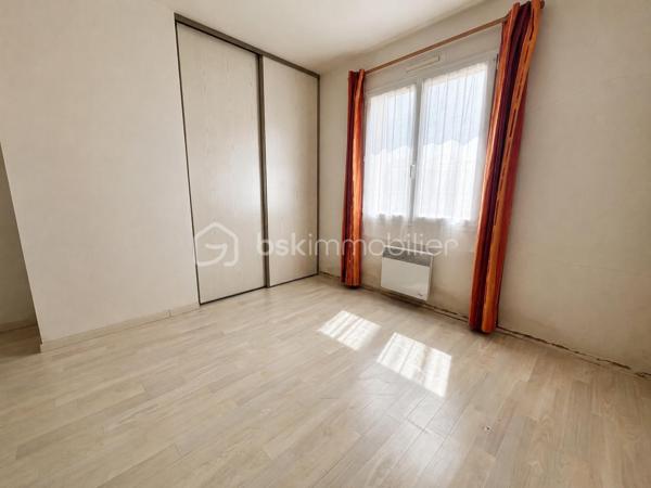 Dans un environnement calme et sans vis-à-vis, cette maison de plain-pied construite en 2006 est implantée sur une belle parcelle plate de 2 000 m², constructible et non divisible.
L’entrée avec placard dessert un séjour lumineux, largement ouvert sur le jardin grâce à deux grandes baies vitrées exposées plein sud. La cuisine indépendante, entièrement neuve et jamais utilisée, offre un beau potentiel d’ouverture sur le séjour afin de créer un espace de vie encore plus généreux.
La partie nuit comprend deux chambres, une salle d’eau et des toilettes indépendantes ; quelques travaux de rafraîchissement permettront de personnaliser l’ensemble selon vos goûts. 
Une buanderie-arrière-cuisine très fonctionnelle, avec point d’eau et accès direct à l’extérieur ainsi qu’au garage, complète l’ensemble. Le garage, équipé d’un volet roulant motorisé récent, bénéficie également d’une grande mezzanine offrant un précieux espace de rangement.
La maison dispose d’un chauffage électrique ainsi que d’un puits alimentant les sanitaires et la machine à laver.
SES ATOUTS : Plain-pied / Cuisine neuve / Terrain constructible / Puits
Lumineuse, fonctionnelle et évolutive, cette maison se distingue par la rare combinaison d’un plain-pied, d’un vaste terrain et d’un positionnement particulièrement attractif sur le secteur.
Contactez-moi pour échanger sur votre projet et organiser une visite.
Au plaisir de vous la faire découvrir, Corinne