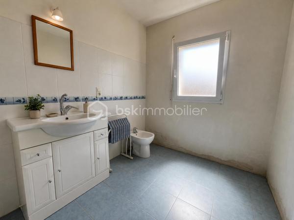 Dans un environnement calme et sans vis-à-vis, cette maison de plain-pied construite en 2006 est implantée sur une belle parcelle plate de 2 000 m², constructible et non divisible.
L’entrée avec placard dessert un séjour lumineux, largement ouvert sur le jardin grâce à deux grandes baies vitrées exposées plein sud. La cuisine indépendante, entièrement neuve et jamais utilisée, offre un beau potentiel d’ouverture sur le séjour afin de créer un espace de vie encore plus généreux.
La partie nuit comprend deux chambres, une salle d’eau et des toilettes indépendantes ; quelques travaux de rafraîchissement permettront de personnaliser l’ensemble selon vos goûts. 
Une buanderie-arrière-cuisine très fonctionnelle, avec point d’eau et accès direct à l’extérieur ainsi qu’au garage, complète l’ensemble. Le garage, équipé d’un volet roulant motorisé récent, bénéficie également d’une grande mezzanine offrant un précieux espace de rangement.
La maison dispose d’un chauffage électrique ainsi que d’un puits alimentant les sanitaires et la machine à laver.
SES ATOUTS : Plain-pied / Cuisine neuve / Terrain constructible / Puits
Lumineuse, fonctionnelle et évolutive, cette maison se distingue par la rare combinaison d’un plain-pied, d’un vaste terrain et d’un positionnement particulièrement attractif sur le secteur.
Contactez-moi pour échanger sur votre projet et organiser une visite.
Au plaisir de vous la faire découvrir, Corinne