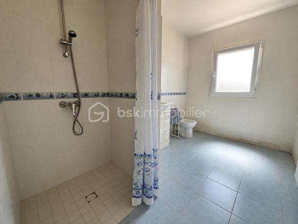 Dans un environnement calme et sans vis-à-vis, cette maison de plain-pied construite en 2006 est implantée sur une belle parcelle plate de 2 000 m², constructible et non divisible.
L’entrée avec placard dessert un séjour lumineux, largement ouvert sur le jardin grâce à deux grandes baies vitrées exposées plein sud. La cuisine indépendante, entièrement neuve et jamais utilisée, offre un beau potentiel d’ouverture sur le séjour afin de créer un espace de vie encore plus généreux.
La partie nuit comprend deux chambres, une salle d’eau et des toilettes indépendantes ; quelques travaux de rafraîchissement permettront de personnaliser l’ensemble selon vos goûts. 
Une buanderie-arrière-cuisine très fonctionnelle, avec point d’eau et accès direct à l’extérieur ainsi qu’au garage, complète l’ensemble. Le garage, équipé d’un volet roulant motorisé récent, bénéficie également d’une grande mezzanine offrant un précieux espace de rangement.
La maison dispose d’un chauffage électrique ainsi que d’un puits alimentant les sanitaires et la machine à laver.
SES ATOUTS : Plain-pied / Cuisine neuve / Terrain constructible / Puits
Lumineuse, fonctionnelle et évolutive, cette maison se distingue par la rare combinaison d’un plain-pied, d’un vaste terrain et d’un positionnement particulièrement attractif sur le secteur.
Contactez-moi pour échanger sur votre projet et organiser une visite.
Au plaisir de vous la faire découvrir, Corinne