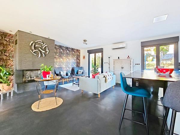 SUR LES HAUTEURS DE LA COMMUNE DE CHAMPIGNEULLES - Maison de 6/7 pièce(s) 154 m2