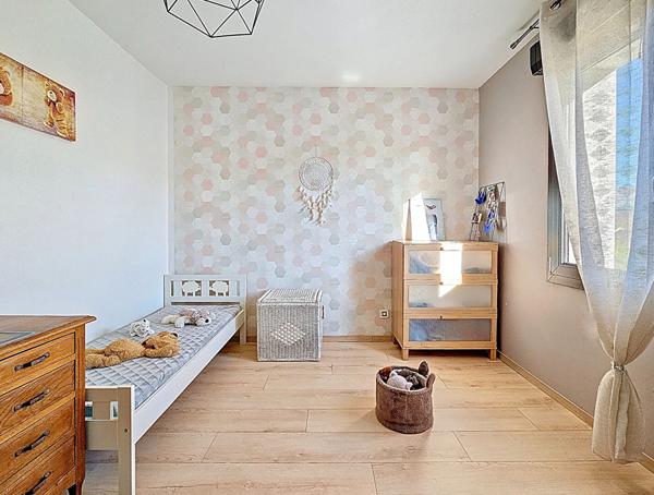 SUR LES HAUTEURS DE LA COMMUNE DE CHAMPIGNEULLES - Maison de 6/7 pièce(s) 154 m2