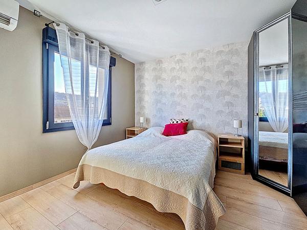 SUR LES HAUTEURS DE LA COMMUNE DE CHAMPIGNEULLES - Maison de 6/7 pièce(s) 154 m2