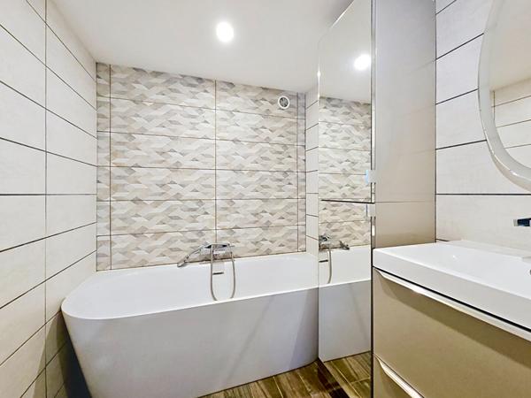 SUR LES HAUTEURS DE LA COMMUNE DE CHAMPIGNEULLES - Maison de 6/7 pièce(s) 154 m2