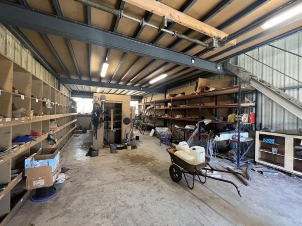 À LOUER – ensemble de dépôts accolés de 557 m² au total – Accès poids lourds – Rond-point de la Gineste, Rodez