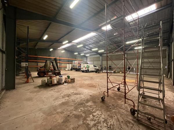 À LOUER – ensemble de dépôts accolés de 557 m² au total – Accès poids lourds – Rond-point de la Gineste, Rodez