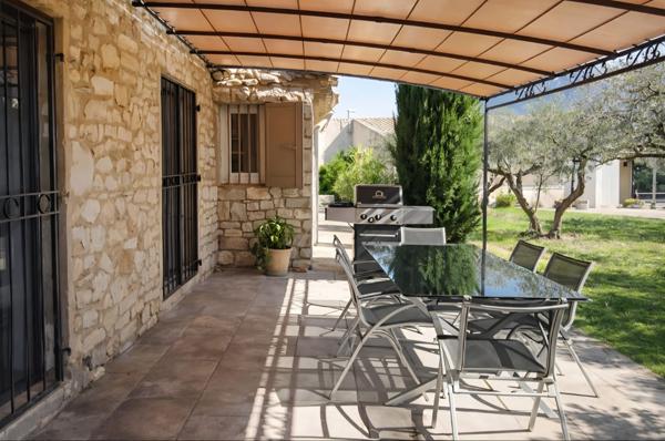 Saint-Rémy-de-Provence (13210) Superbe propriété en pierre avec dépendances et piscine