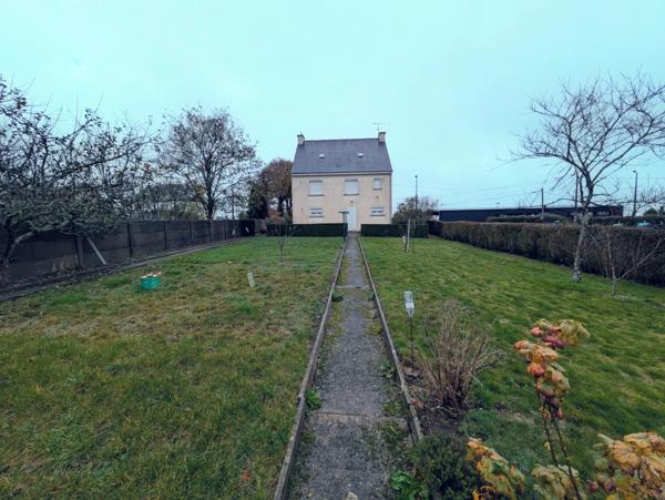 SÉGLIEN JOLIE MAISON EN REZ DE CHAUSSEE SURELEVE AVEC VIE DE PLAIN PIED DE 95 M² ENVIRON 4 PIÈCES PARCELLE DE 800M² ENVIRON