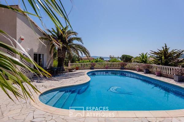 Villa d’architecte avec piscine, patio central, dépendances et vue dégagée