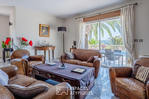 Villa d’architecte avec piscine, patio central, dépendances et vue dégagée