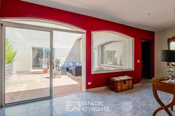 Villa d’architecte avec piscine, patio central, dépendances et vue dégagée