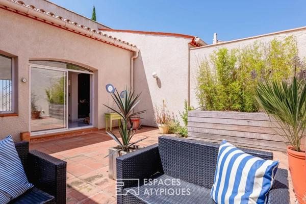 Villa d’architecte avec piscine, patio central, dépendances et vue dégagée