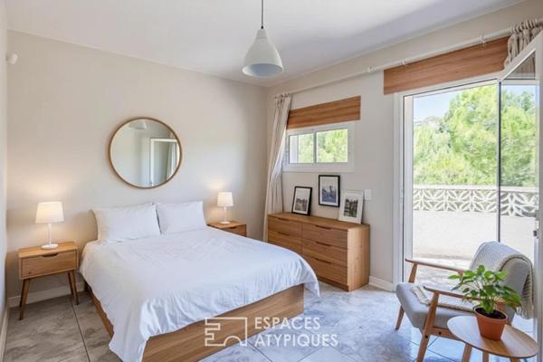 Villa d’architecte avec piscine, patio central, dépendances et vue dégagée