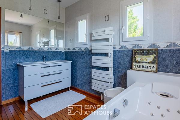 Villa d’architecte avec piscine, patio central, dépendances et vue dégagée
