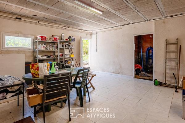 Villa d’architecte avec piscine, patio central, dépendances et vue dégagée