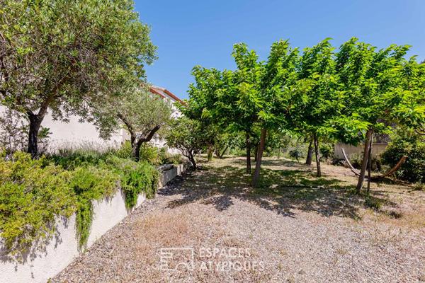 Villa d’architecte avec piscine, patio central, dépendances et vue dégagée