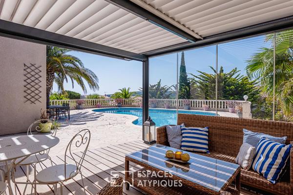 Villa d’architecte avec piscine, patio central, dépendances et vue dégagée