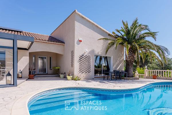 Villa d’architecte avec piscine, patio central, dépendances et vue dégagée