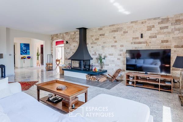 Villa d’architecte avec piscine, patio central, dépendances et vue dégagée