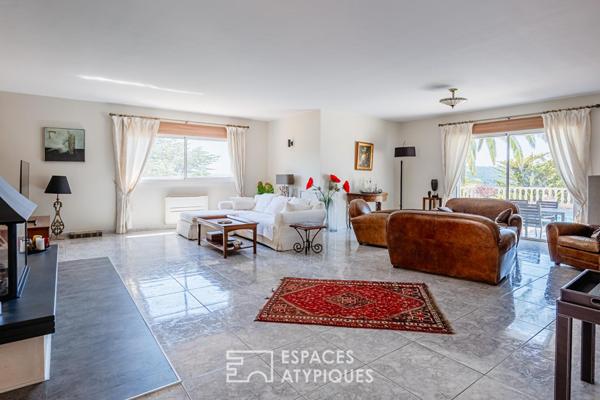 Villa d’architecte avec piscine, patio central, dépendances et vue dégagée