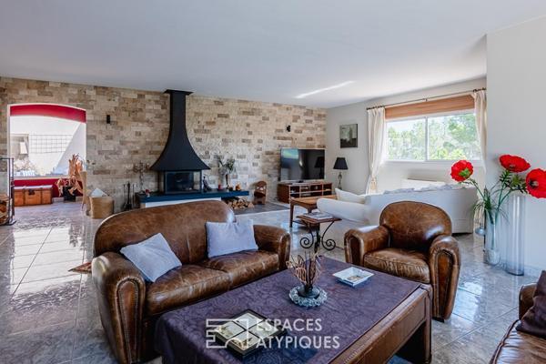 Villa d’architecte avec piscine, patio central, dépendances et vue dégagée