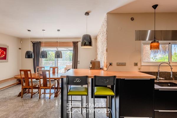 Villa d’architecte avec piscine, patio central, dépendances et vue dégagée