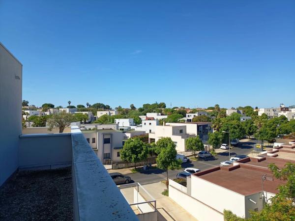 Sélection Privée Capifrance : studio rare au dernier étage avec terrasse et garage fermé.
