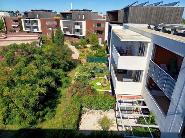 Sélection Privée Capifrance : studio rare au dernier étage avec terrasse et garage fermé.