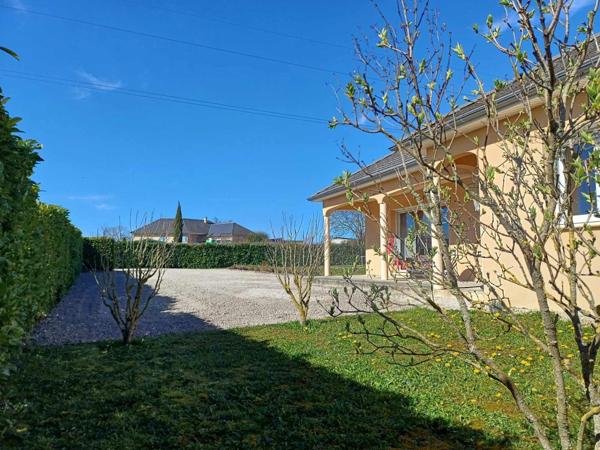 Située à moins de 3km de toutes commodités , 25mn de Rodez et de Villefranche de Rouergue, cette lumineuse maison T5 de plain pied offre un cadre de vie paisible.