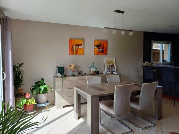 Située à moins de 3km de toutes commodités , 25mn de Rodez et de Villefranche de Rouergue, cette lumineuse maison T5 de plain pied offre un cadre de vie paisible.