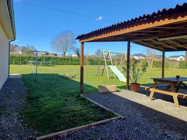 Située à moins de 3km de toutes commodités , 25mn de Rodez et de Villefranche de Rouergue, cette lumineuse maison T5 de plain pied offre un cadre de vie paisible.