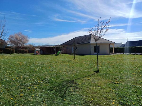 Située à moins de 3km de toutes commodités , 25mn de Rodez et de Villefranche de Rouergue, cette lumineuse maison T5 de plain pied offre un cadre de vie paisible.
