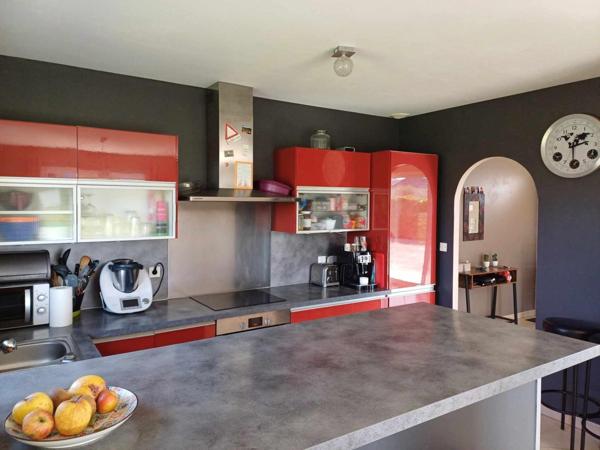 Située à moins de 3km de toutes commodités , 25mn de Rodez et de Villefranche de Rouergue, cette lumineuse maison T5 de plain pied offre un cadre de vie paisible.