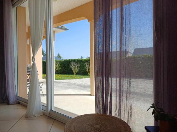 Située à moins de 3km de toutes commodités , 25mn de Rodez et de Villefranche de Rouergue, cette lumineuse maison T5 de plain pied offre un cadre de vie paisible.