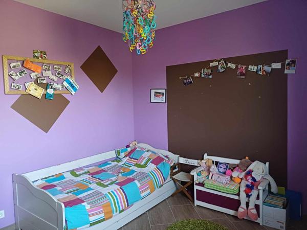 Située à moins de 3km de toutes commodités , 25mn de Rodez et de Villefranche de Rouergue, cette lumineuse maison T5 de plain pied offre un cadre de vie paisible.