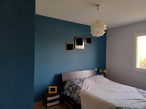 Située à moins de 3km de toutes commodités , 25mn de Rodez et de Villefranche de Rouergue, cette lumineuse maison T5 de plain pied offre un cadre de vie paisible.