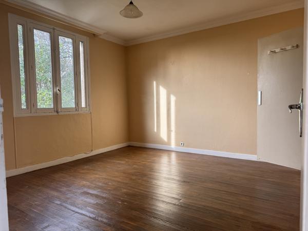 Aubenas (07200) Belle Bâtisse des Années 50 / Immeuble de Rapport