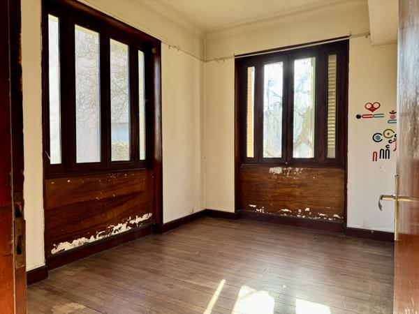 Aubenas (07200) Belle Bâtisse des Années 50 / Immeuble de Rapport