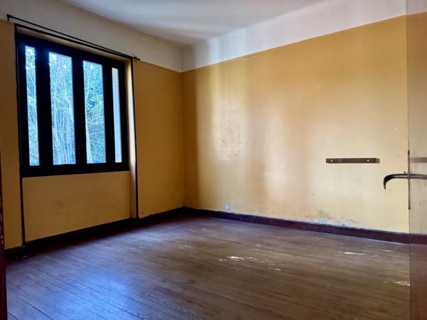 Aubenas (07200) Belle Bâtisse des Années 50 / Immeuble de Rapport