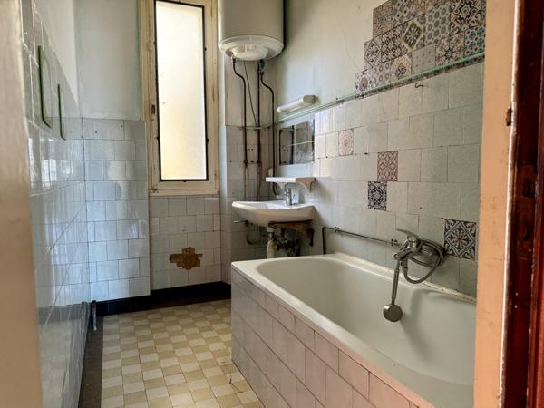 Aubenas (07200) Belle Bâtisse des Années 50 / Immeuble de Rapport