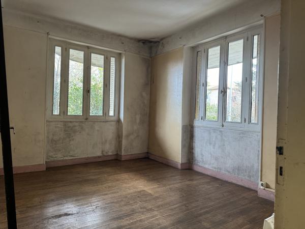 Aubenas (07200) Belle Bâtisse des Années 50 / Immeuble de Rapport