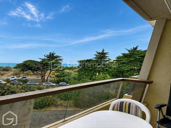 La mer en ligne de mire, la plage à quelques pas…

À Saint-Jean-de-Monts, découvrez ce studio de 22,36 m² Carrez situé au 2ᵉ étage d’une résidence du secteur de l’Estacade, avec un véritable atout : un balcon de 7 m² offrant une agréable vue sur l’océan.

Dès l’entrée dans la pièce de vie, la large baie vitrée attire naturellement le regard vers l’extérieur et la mer. Le séjour avec espace cuisine s’ouvre directement sur le balcon, suffisamment généreux pour y installer table et fauteuils et profiter pleinement de cette situation privilégiée.

Vendu entièrement meublé et équipé, le studio a été aménagé pour optimiser chaque mètre carré. Son lit mural intégré à une armoire permet de libérer l’espace de vie dans la journée et de retrouver facilement un véritable couchage le soir. Le coin cuisine est aménagé et équipé ; une entrée avec rangement ainsi qu’une salle d’eau avec WC complètent l’ensemble.

Ici, tout est réuni pour poser ses valises et profiter immédiatement du bord de mer, que ce soit pour les week-ends, les vacances ou dans le cadre d’un projet locatif.

Une situation idéale pour profiter pleinement de Saint-Jean-de-Monts : plage et base nautique à proximité, golf, terrains de tennis, forêt et pistes cyclables… Les activités de plein air sont accessibles facilement, tout comme les commerces, restaurants et animations de la station. À pied ou à vélo, les vacances commencent dès que l’on pose ses valises.
Situé au 2ᵉ étage sans ascenseur, ce studio séduira particulièrement ceux qui recherchent leur refuge au bord de l’océan, un premier achat sur le littoral ou une opportunité d’investissement locatif à Saint-Jean-de-Monts.

22,36 m² Carrez + balcon de 7 m² – vue mer – vendu entièrement meublé et équipé – 2ᵉ étage sans ascenseur – DPE D – GES B – faibles charges de copropriété : 440 € par an (environ 37 € par mois).



Vous souhaitez découvrir la vue depuis le balcon et vous projeter dans ce pied-à-terre à Saint-Jean-de-Monts ? Contactez-moi pour organiser une visite.

Sandrine MATHELIN – BSK Immobilier
06 56 88 64 65
smathelin@bskimmobilier.com
Disponible du lundi au samedi de 8h30 à 20h30.