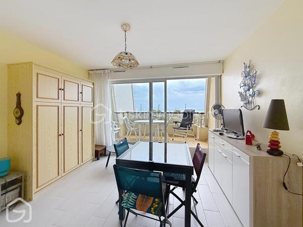 La mer en ligne de mire, la plage à quelques pas…

À Saint-Jean-de-Monts, découvrez ce studio de 22,36 m² Carrez situé au 2ᵉ étage d’une résidence du secteur de l’Estacade, avec un véritable atout : un balcon de 7 m² offrant une agréable vue sur l’océan.

Dès l’entrée dans la pièce de vie, la large baie vitrée attire naturellement le regard vers l’extérieur et la mer. Le séjour avec espace cuisine s’ouvre directement sur le balcon, suffisamment généreux pour y installer table et fauteuils et profiter pleinement de cette situation privilégiée.

Vendu entièrement meublé et équipé, le studio a été aménagé pour optimiser chaque mètre carré. Son lit mural intégré à une armoire permet de libérer l’espace de vie dans la journée et de retrouver facilement un véritable couchage le soir. Le coin cuisine est aménagé et équipé ; une entrée avec rangement ainsi qu’une salle d’eau avec WC complètent l’ensemble.

Ici, tout est réuni pour poser ses valises et profiter immédiatement du bord de mer, que ce soit pour les week-ends, les vacances ou dans le cadre d’un projet locatif.

Une situation idéale pour profiter pleinement de Saint-Jean-de-Monts : plage et base nautique à proximité, golf, terrains de tennis, forêt et pistes cyclables… Les activités de plein air sont accessibles facilement, tout comme les commerces, restaurants et animations de la station. À pied ou à vélo, les vacances commencent dès que l’on pose ses valises.
Situé au 2ᵉ étage sans ascenseur, ce studio séduira particulièrement ceux qui recherchent leur refuge au bord de l’océan, un premier achat sur le littoral ou une opportunité d’investissement locatif à Saint-Jean-de-Monts.

22,36 m² Carrez + balcon de 7 m² – vue mer – vendu entièrement meublé et équipé – 2ᵉ étage sans ascenseur – DPE D – GES B – faibles charges de copropriété : 440 € par an (environ 37 € par mois).



Vous souhaitez découvrir la vue depuis le balcon et vous projeter dans ce pied-à-terre à Saint-Jean-de-Monts ? Contactez-moi pour organiser une visite.

Sandrine MATHELIN – BSK Immobilier
06 56 88 64 65
smathelin@bskimmobilier.com
Disponible du lundi au samedi de 8h30 à 20h30.