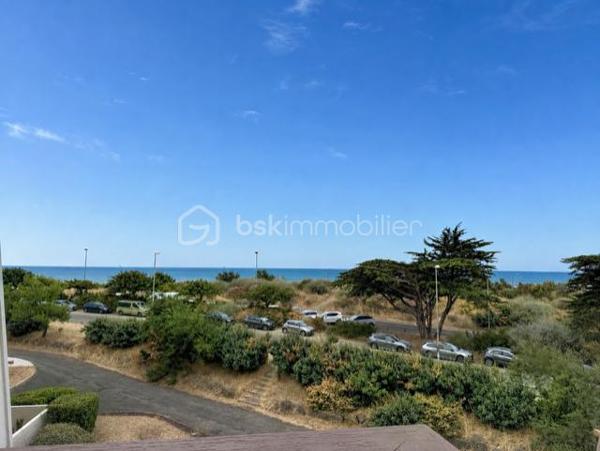 La mer en ligne de mire, la plage à quelques pas…

À Saint-Jean-de-Monts, découvrez ce studio de 22,36 m² Carrez situé au 2ᵉ étage d’une résidence du secteur de l’Estacade, avec un véritable atout : un balcon de 7 m² offrant une agréable vue sur l’océan.

Dès l’entrée dans la pièce de vie, la large baie vitrée attire naturellement le regard vers l’extérieur et la mer. Le séjour avec espace cuisine s’ouvre directement sur le balcon, suffisamment généreux pour y installer table et fauteuils et profiter pleinement de cette situation privilégiée.

Vendu entièrement meublé et équipé, le studio a été aménagé pour optimiser chaque mètre carré. Son lit mural intégré à une armoire permet de libérer l’espace de vie dans la journée et de retrouver facilement un véritable couchage le soir. Le coin cuisine est aménagé et équipé ; une entrée avec rangement ainsi qu’une salle d’eau avec WC complètent l’ensemble.

Ici, tout est réuni pour poser ses valises et profiter immédiatement du bord de mer, que ce soit pour les week-ends, les vacances ou dans le cadre d’un projet locatif.

Une situation idéale pour profiter pleinement de Saint-Jean-de-Monts : plage et base nautique à proximité, golf, terrains de tennis, forêt et pistes cyclables… Les activités de plein air sont accessibles facilement, tout comme les commerces, restaurants et animations de la station. À pied ou à vélo, les vacances commencent dès que l’on pose ses valises.
Situé au 2ᵉ étage sans ascenseur, ce studio séduira particulièrement ceux qui recherchent leur refuge au bord de l’océan, un premier achat sur le littoral ou une opportunité d’investissement locatif à Saint-Jean-de-Monts.

22,36 m² Carrez + balcon de 7 m² – vue mer – vendu entièrement meublé et équipé – 2ᵉ étage sans ascenseur – DPE D – GES B – faibles charges de copropriété : 440 € par an (environ 37 € par mois).



Vous souhaitez découvrir la vue depuis le balcon et vous projeter dans ce pied-à-terre à Saint-Jean-de-Monts ? Contactez-moi pour organiser une visite.

Sandrine MATHELIN – BSK Immobilier
06 56 88 64 65
smathelin@bskimmobilier.com
Disponible du lundi au samedi de 8h30 à 20h30.