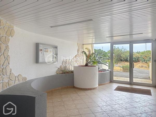 La mer en ligne de mire, la plage à quelques pas…

À Saint-Jean-de-Monts, découvrez ce studio de 22,36 m² Carrez situé au 2ᵉ étage d’une résidence du secteur de l’Estacade, avec un véritable atout : un balcon de 7 m² offrant une agréable vue sur l’océan.

Dès l’entrée dans la pièce de vie, la large baie vitrée attire naturellement le regard vers l’extérieur et la mer. Le séjour avec espace cuisine s’ouvre directement sur le balcon, suffisamment généreux pour y installer table et fauteuils et profiter pleinement de cette situation privilégiée.

Vendu entièrement meublé et équipé, le studio a été aménagé pour optimiser chaque mètre carré. Son lit mural intégré à une armoire permet de libérer l’espace de vie dans la journée et de retrouver facilement un véritable couchage le soir. Le coin cuisine est aménagé et équipé ; une entrée avec rangement ainsi qu’une salle d’eau avec WC complètent l’ensemble.

Ici, tout est réuni pour poser ses valises et profiter immédiatement du bord de mer, que ce soit pour les week-ends, les vacances ou dans le cadre d’un projet locatif.

Une situation idéale pour profiter pleinement de Saint-Jean-de-Monts : plage et base nautique à proximité, golf, terrains de tennis, forêt et pistes cyclables… Les activités de plein air sont accessibles facilement, tout comme les commerces, restaurants et animations de la station. À pied ou à vélo, les vacances commencent dès que l’on pose ses valises.
Situé au 2ᵉ étage sans ascenseur, ce studio séduira particulièrement ceux qui recherchent leur refuge au bord de l’océan, un premier achat sur le littoral ou une opportunité d’investissement locatif à Saint-Jean-de-Monts.

22,36 m² Carrez + balcon de 7 m² – vue mer – vendu entièrement meublé et équipé – 2ᵉ étage sans ascenseur – DPE D – GES B – faibles charges de copropriété : 440 € par an (environ 37 € par mois).



Vous souhaitez découvrir la vue depuis le balcon et vous projeter dans ce pied-à-terre à Saint-Jean-de-Monts ? Contactez-moi pour organiser une visite.

Sandrine MATHELIN – BSK Immobilier
06 56 88 64 65
smathelin@bskimmobilier.com
Disponible du lundi au samedi de 8h30 à 20h30.