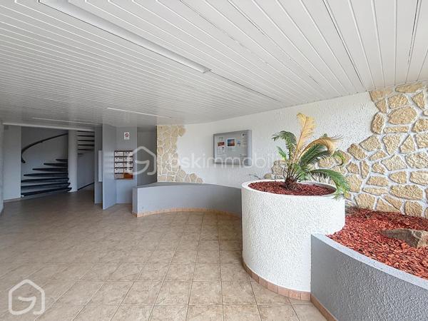 La mer en ligne de mire, la plage à quelques pas…

À Saint-Jean-de-Monts, découvrez ce studio de 22,36 m² Carrez situé au 2ᵉ étage d’une résidence du secteur de l’Estacade, avec un véritable atout : un balcon de 7 m² offrant une agréable vue sur l’océan.

Dès l’entrée dans la pièce de vie, la large baie vitrée attire naturellement le regard vers l’extérieur et la mer. Le séjour avec espace cuisine s’ouvre directement sur le balcon, suffisamment généreux pour y installer table et fauteuils et profiter pleinement de cette situation privilégiée.

Vendu entièrement meublé et équipé, le studio a été aménagé pour optimiser chaque mètre carré. Son lit mural intégré à une armoire permet de libérer l’espace de vie dans la journée et de retrouver facilement un véritable couchage le soir. Le coin cuisine est aménagé et équipé ; une entrée avec rangement ainsi qu’une salle d’eau avec WC complètent l’ensemble.

Ici, tout est réuni pour poser ses valises et profiter immédiatement du bord de mer, que ce soit pour les week-ends, les vacances ou dans le cadre d’un projet locatif.

Une situation idéale pour profiter pleinement de Saint-Jean-de-Monts : plage et base nautique à proximité, golf, terrains de tennis, forêt et pistes cyclables… Les activités de plein air sont accessibles facilement, tout comme les commerces, restaurants et animations de la station. À pied ou à vélo, les vacances commencent dès que l’on pose ses valises.
Situé au 2ᵉ étage sans ascenseur, ce studio séduira particulièrement ceux qui recherchent leur refuge au bord de l’océan, un premier achat sur le littoral ou une opportunité d’investissement locatif à Saint-Jean-de-Monts.

22,36 m² Carrez + balcon de 7 m² – vue mer – vendu entièrement meublé et équipé – 2ᵉ étage sans ascenseur – DPE D – GES B – faibles charges de copropriété : 440 € par an (environ 37 € par mois).



Vous souhaitez découvrir la vue depuis le balcon et vous projeter dans ce pied-à-terre à Saint-Jean-de-Monts ? Contactez-moi pour organiser une visite.

Sandrine MATHELIN – BSK Immobilier
06 56 88 64 65
smathelin@bskimmobilier.com
Disponible du lundi au samedi de 8h30 à 20h30.