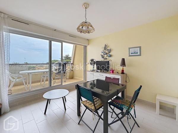 La mer en ligne de mire, la plage à quelques pas…

À Saint-Jean-de-Monts, découvrez ce studio de 22,36 m² Carrez situé au 2ᵉ étage d’une résidence du secteur de l’Estacade, avec un véritable atout : un balcon de 7 m² offrant une agréable vue sur l’océan.

Dès l’entrée dans la pièce de vie, la large baie vitrée attire naturellement le regard vers l’extérieur et la mer. Le séjour avec espace cuisine s’ouvre directement sur le balcon, suffisamment généreux pour y installer table et fauteuils et profiter pleinement de cette situation privilégiée.

Vendu entièrement meublé et équipé, le studio a été aménagé pour optimiser chaque mètre carré. Son lit mural intégré à une armoire permet de libérer l’espace de vie dans la journée et de retrouver facilement un véritable couchage le soir. Le coin cuisine est aménagé et équipé ; une entrée avec rangement ainsi qu’une salle d’eau avec WC complètent l’ensemble.

Ici, tout est réuni pour poser ses valises et profiter immédiatement du bord de mer, que ce soit pour les week-ends, les vacances ou dans le cadre d’un projet locatif.

Une situation idéale pour profiter pleinement de Saint-Jean-de-Monts : plage et base nautique à proximité, golf, terrains de tennis, forêt et pistes cyclables… Les activités de plein air sont accessibles facilement, tout comme les commerces, restaurants et animations de la station. À pied ou à vélo, les vacances commencent dès que l’on pose ses valises.
Situé au 2ᵉ étage sans ascenseur, ce studio séduira particulièrement ceux qui recherchent leur refuge au bord de l’océan, un premier achat sur le littoral ou une opportunité d’investissement locatif à Saint-Jean-de-Monts.

22,36 m² Carrez + balcon de 7 m² – vue mer – vendu entièrement meublé et équipé – 2ᵉ étage sans ascenseur – DPE D – GES B – faibles charges de copropriété : 440 € par an (environ 37 € par mois).



Vous souhaitez découvrir la vue depuis le balcon et vous projeter dans ce pied-à-terre à Saint-Jean-de-Monts ? Contactez-moi pour organiser une visite.

Sandrine MATHELIN – BSK Immobilier
06 56 88 64 65
smathelin@bskimmobilier.com
Disponible du lundi au samedi de 8h30 à 20h30.