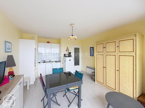 La mer en ligne de mire, la plage à quelques pas…

À Saint-Jean-de-Monts, découvrez ce studio de 22,36 m² Carrez situé au 2ᵉ étage d’une résidence du secteur de l’Estacade, avec un véritable atout : un balcon de 7 m² offrant une agréable vue sur l’océan.

Dès l’entrée dans la pièce de vie, la large baie vitrée attire naturellement le regard vers l’extérieur et la mer. Le séjour avec espace cuisine s’ouvre directement sur le balcon, suffisamment généreux pour y installer table et fauteuils et profiter pleinement de cette situation privilégiée.

Vendu entièrement meublé et équipé, le studio a été aménagé pour optimiser chaque mètre carré. Son lit mural intégré à une armoire permet de libérer l’espace de vie dans la journée et de retrouver facilement un véritable couchage le soir. Le coin cuisine est aménagé et équipé ; une entrée avec rangement ainsi qu’une salle d’eau avec WC complètent l’ensemble.

Ici, tout est réuni pour poser ses valises et profiter immédiatement du bord de mer, que ce soit pour les week-ends, les vacances ou dans le cadre d’un projet locatif.

Une situation idéale pour profiter pleinement de Saint-Jean-de-Monts : plage et base nautique à proximité, golf, terrains de tennis, forêt et pistes cyclables… Les activités de plein air sont accessibles facilement, tout comme les commerces, restaurants et animations de la station. À pied ou à vélo, les vacances commencent dès que l’on pose ses valises.
Situé au 2ᵉ étage sans ascenseur, ce studio séduira particulièrement ceux qui recherchent leur refuge au bord de l’océan, un premier achat sur le littoral ou une opportunité d’investissement locatif à Saint-Jean-de-Monts.

22,36 m² Carrez + balcon de 7 m² – vue mer – vendu entièrement meublé et équipé – 2ᵉ étage sans ascenseur – DPE D – GES B – faibles charges de copropriété : 440 € par an (environ 37 € par mois).



Vous souhaitez découvrir la vue depuis le balcon et vous projeter dans ce pied-à-terre à Saint-Jean-de-Monts ? Contactez-moi pour organiser une visite.

Sandrine MATHELIN – BSK Immobilier
06 56 88 64 65
smathelin@bskimmobilier.com
Disponible du lundi au samedi de 8h30 à 20h30.